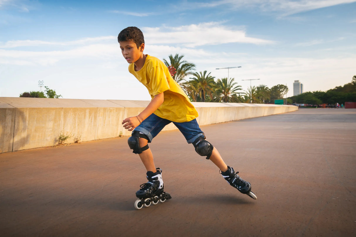 SKA880262 POWERSLIDE One Khaan Junior SQD Black Kinder Inlineskates Kinder Inliner Kids Skates Rollerblades Inlineskates für Kinder Junior Skates Verstellbare Skates Größenverstlelbare Inlineskates für Kinder Kinder Inliner Kids Inliner Kids Rollerblades Urban Inline Skating Urban Inline Skating Freeskates City Skates Fitness Inliner Sport Skates Sport Inliner Rollerblades Rollerblading Lörrach Freiburg Basel Inliner Skateschule und Skateshop Weil am Rhein SkaMiDan Deutschland Germany