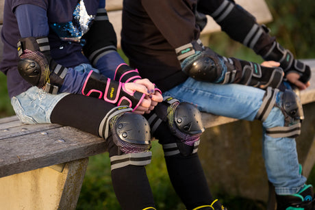 SKA880331 PLAYLIFE Joker Yellow Glow Kids Tri-Pack Schoner Schützerset Gelenkschutz Schützer Schoner Inliner Schoner Inline Schützer protectors skate Skate Schützer Inliner Schützer Schutzausrüstung Fingerschutz Handschuhe inline skating inliner inlineksaten rollerbladen rollerskaten Inlineskates Rollerblades Fitness Skates Slalom Skates rollerblades rollerblading inline skating Lörrach Freiburg Basel Inliner Skateschule und Skateshop Weil am Rhein SkaMiDan