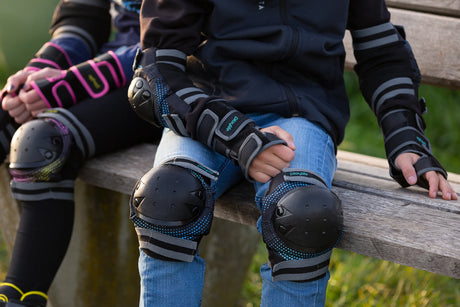 SKA880332 PLAYLIFE Joker Blue Glow Kids Tri-Pack Schoner Schützerset Gelenkschutz Schützer Schoner Inliner Schoner Inline Schützer protectors skate Skate Schützer Inliner Schützer Schutzausrüstung Fingerschutz Handschuhe inline skating inliner inlineksaten rollerbladen rollerskaten Inlineskates Rollerblades Fitness Skates Slalom Skates rollerblades rollerblading inline skating Lörrach Freiburg Basel Inliner Skateschule und Skateshop Weil am Rhein SkaMiDan