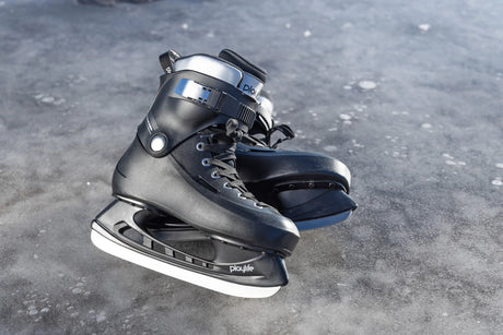 SKA902269 PLAYLIFE Freezer Black Schlittschuhe | Schwarz | Hartschalen Schlittschuhe Freestyle Schlittschuhe Erwachsene Eiskunstlauf Klassisch Schlittschuhe Schlittschuhe für Kinder Kinder Erwachsene Größenverstellbar Größenverstellbare Schlittschuhe Größenverstellbare Schlittschuhe für Kinder Schlittschuhkufen Kufen für Inlineskates Schlittschuhkufen für Skates Rollerblades rollerblading convertible ice blades transformer ice blades inline skating inlineksates inline skating ice skating ice blades schlitts