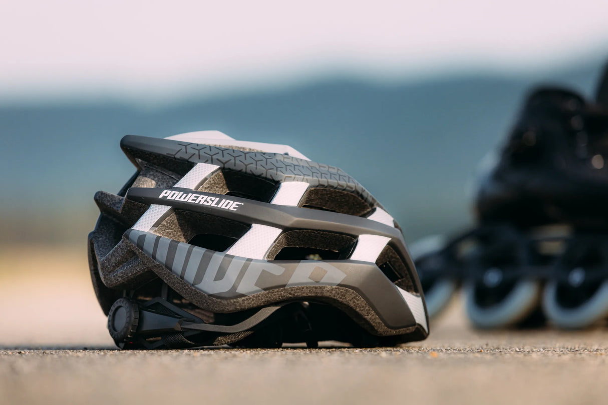 SKA903274 POWERSLIDE Sportstyle Skatehelm Black Grey Fitness Skatehelm Rennhelm Race Helm Race Helmet protectors skate helmet aggressive helmet wind helmet skatehelm surzhelm radhelm fahrradhelm sporthelm schutzhelm Skate Schützer Inliner Schützer Schutzausrüstung Fingerschutz Handschuhe inline skating inliner inlineksaten rollerbladen rollerskaten Inlineskates Rollerblades Fitness Skates Slalom Skates rollerblades rollerblading inline skating Lörrach Freiburg Basel Inliner Skateschule und Skateshop Weil am