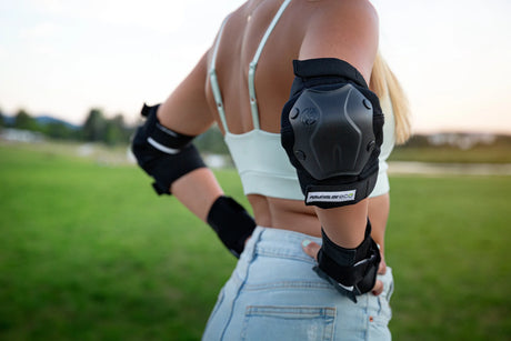 SKA903279 POWERSLIDE Standard Eco Tri-Pack Schoner recycelter Materialien Schützerset Gelenkschutz Schützer Schoner Inliner Schoner Inline Schützer protectors skate Skate Schützer Inliner Schützer Schutzausrüstung Fingerschutz Handschuhe inline skating inliner inlineksaten rollerbladen rollerskaten Inlineskates Rollerblades Fitness Skates Slalom Skates rollerblades rollerblading inline skating Lörrach Freiburg Basel Inliner Skateschule und Skateshop Weil am Rhein SkaMiDan