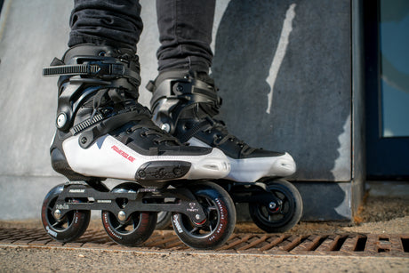 SKA908266_POWERSLIDE Tau 90 Black White Freestyle Inlineskates Performance Trinity X Fitness Inlineskate Fitness Inlineskates Inlineskates Sport Inline Skates Rollerblades Urban Inline Skating Urban Inline Skating Freeskates Trainng Skates Strecken Skates Trinity Skates Einsteiger Beginner Inlineskates Inliner Fitness Inliner City Skates Fitness Inliner Sport Skates Sport Inliner Rollerblades Rollerblading Lörrach Freiburg Basel Inliner Skateschule und Skateshop Weil am Rhein SkaMiDan Deutschland Germany