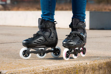 SKA940642 POWERSLIDE Khaan Junior Pro Black Kinder Inlineskates | Größenverstellbar SGD Stopper SQD Pad für Kinder Inlineskates Kinder Inliner Kids Skates Rollerblades Inlineskates für Kinder Junior Skates Verstellbare Skates Größenverstlelbare Inlineskates für Kinder Kinder Inliner Kids Inliner Kids Rollerblades Urban Inline Skating Urban Inline Skating Freeskates City Skates Fitness Inliner Sport Skates Sport Inliner Rollerblades Rollerblading Lörrach Freiburg Basel Inliner Skateschule und Skateshop Weil 