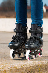 SKA940642 POWERSLIDE Khaan Junior Pro Black Kinder Inlineskates | Größenverstellbar SGD Stopper SQD Pad für Kinder Inlineskates Kinder Inliner Kids Skates Rollerblades Inlineskates für Kinder Junior Skates Verstellbare Skates Größenverstlelbare Inlineskates für Kinder Kinder Inliner Kids Inliner Kids Rollerblades Urban Inline Skating Urban Inline Skating Freeskates City Skates Fitness Inliner Sport Skates Sport Inliner Rollerblades Rollerblading Lörrach Freiburg Basel Inliner Skateschule und Skateshop Weil 