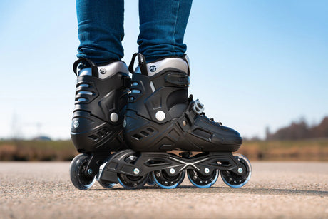 SKA940692 POWERSLIDE Khaan Junior NXT Black Kids Skates Kinder Inlineskates größenverstellbar Kinder Kids Junior Verstellbare Skates Rollerblades Rollerskates Fitness Inlineskate Fitness Inlineskates Inlineskates Sport Inline Skates Rollerblades Urban Inline Skating Urban Inline Skating Freeskates Trainng Skates Strecken Skates Trinity Skates Einsteiger Beginner Inlineskates Inliner Fitness Inliner City Skates Fitness Inliner Sport Skates Sport Inliner Rollerblades Rollerblading Lörrach Freiburg Basel Inlin