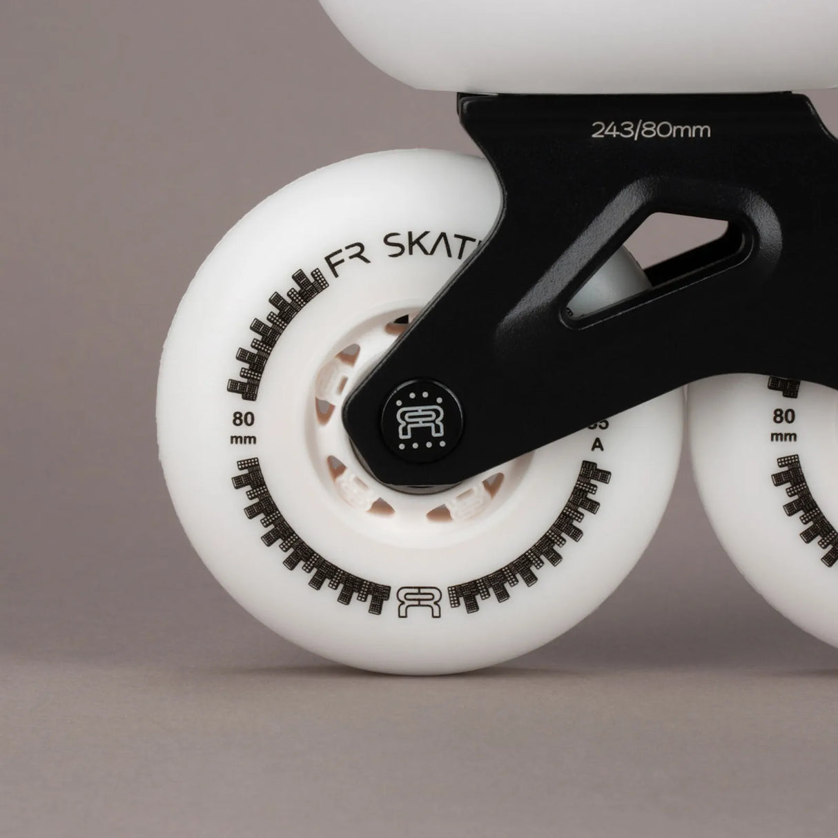 SKA25FRSK-FR380-WH FR Skates FR3 80 – White 2025 Edition | 165mm Dual Point Mounting | Slalom Skates | Urban & Freestyle Inlineskates Freestyle Slalom Skates Freestyle & Urban Inlineskates Fitness Inlineskates Inlineskates Sport Inline Skates Rollerblades Urban Inline Skating Urban Inline Skating Freeskates Trainng Skates Strecken Skates Trinity Skates Einsteiger Beginner Inlineskates Inliner Fitness Inliner City Skates Fitness Inliner Sport Skates Sport Inliner Rollerblades Rollerblading Lörrach Freiburg B