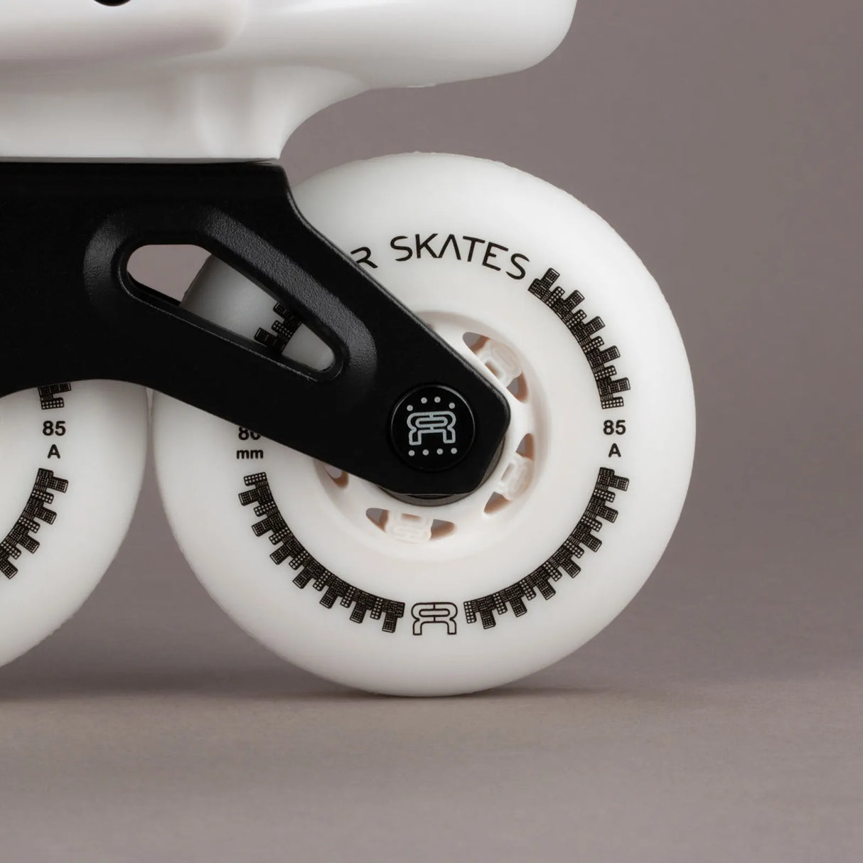 SKA25FRSK-FR380-WH FR Skates FR3 80 – White 2025 Edition | 165mm Dual Point Mounting | Slalom Skates | Urban & Freestyle Inlineskates Freestyle Slalom Skates Freestyle & Urban Inlineskates Fitness Inlineskates Inlineskates Sport Inline Skates Rollerblades Urban Inline Skating Urban Inline Skating Freeskates Trainng Skates Strecken Skates Trinity Skates Einsteiger Beginner Inlineskates Inliner Fitness Inliner City Skates Fitness Inliner Sport Skates Sport Inliner Rollerblades Rollerblading Lörrach Freiburg B