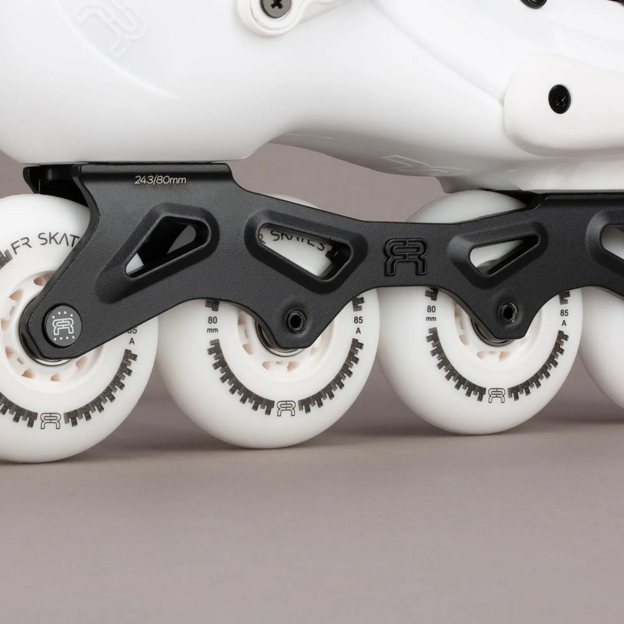 SKA25FRSK-FR380-WH FR Skates FR3 80 – White 2025 Edition | 165mm Dual Point Mounting | Slalom Skates | Urban & Freestyle Inlineskates Freestyle Slalom Skates Freestyle & Urban Inlineskates Fitness Inlineskates Inlineskates Sport Inline Skates Rollerblades Urban Inline Skating Urban Inline Skating Freeskates Trainng Skates Strecken Skates Trinity Skates Einsteiger Beginner Inlineskates Inliner Fitness Inliner City Skates Fitness Inliner Sport Skates Sport Inliner Rollerblades Rollerblading Lörrach Freiburg B