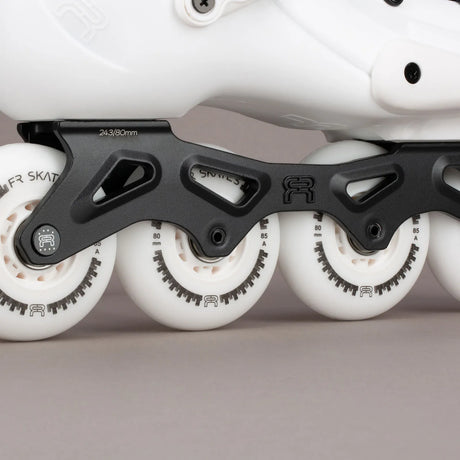 SKA25FRSK-FR380-WH FR Skates FR3 80 – White 2025 Edition | 165mm Dual Point Mounting | Slalom Skates | Urban & Freestyle Inlineskates Freestyle Slalom Skates Freestyle & Urban Inlineskates Fitness Inlineskates Inlineskates Sport Inline Skates Rollerblades Urban Inline Skating Urban Inline Skating Freeskates Trainng Skates Strecken Skates Trinity Skates Einsteiger Beginner Inlineskates Inliner Fitness Inliner City Skates Fitness Inliner Sport Skates Sport Inliner Rollerblades Rollerblading Lörrach Freiburg B