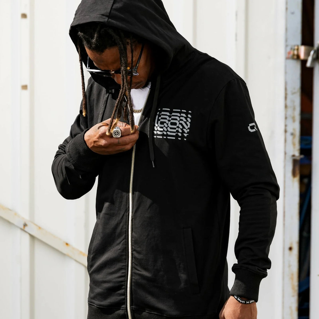 SKA50106 IQON Explore Zip Hooded Q | Black | Unisex Skate Wear | Street Wear T-Shirts Hoodies Shorts Pants Lockere Kleidung für Skater und Alltag Hochwertige Skate Kleidung Baumwolle Merch Skater Skatebrands Lässige Kleidung für Skater Lörrach Freiburg Basel Inliner Skateschule und Skateshop Weil am Rhein SkaMiDan Deutschland Germany
