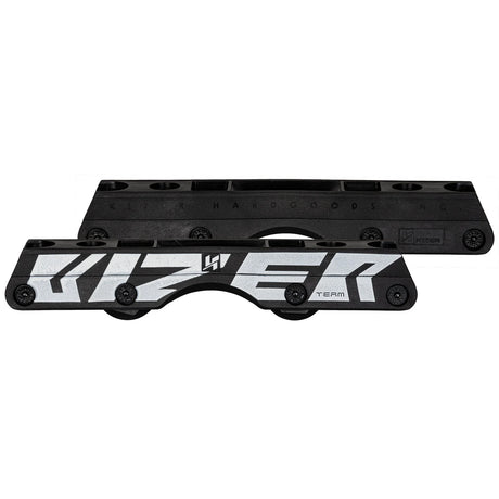 SKA800068 KIZER Team Fluid IV Black & White SL Antirocker Frames | Superfluid | Inkl. Antirocker Rollen | UFS | Antirocker Rahmen Aggressive Inline Frames | UFS | Aggressive Inlineskates Aggressive Inlineskates Aggressive Inline Skating Powerblading Schiene Frames Soulplates Soul Plate Aggressive Inline Frames Aggressive Inline Schienen Stunt Schienen Stunt Frames Flat Frames UFS Universal Frame System Rollerblade Frames Stunt Skating Spacer Inline Skating Inliner Skateschule und Skateshop Weil am Rhein Ska