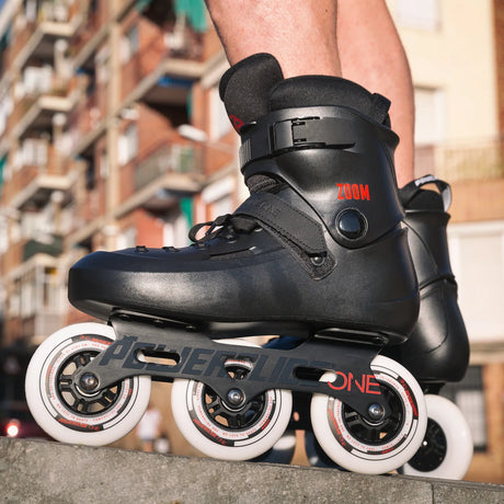 SKA880255 POWERSLIDE Zoom One Black 100 | Nietbefestigung | Auch für breite Füße geeignet | Urban Inlineskates Inline Skates Rollerblades Urban Inline Skating Urban Inline Skating Freeskates Trainng Skates Strecken Skates Trinity Skates Einsteiger Beginner Inlineskates Inliner Fitness Inliner City Skates Fitness Inliner Sport Skates Sport Inliner Rollerblades Rollerblading Lörrach Freiburg Basel Inliner Skateschule und Skateshop Weil am Rhein SkaMiDan Deutschland Germany