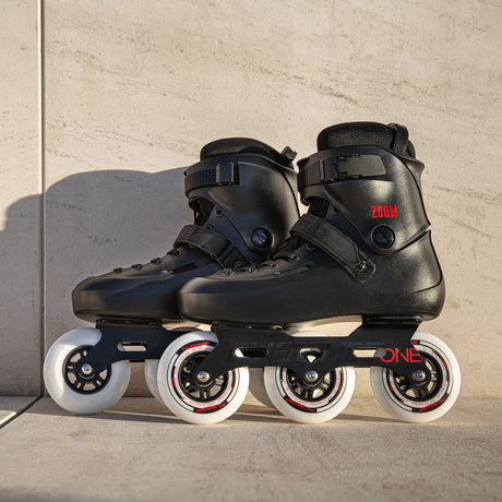 SKA880255 POWERSLIDE Zoom One Black 100 | Nietbefestigung | Auch für breite Füße geeignet | Urban Inlineskates Inline Skates Rollerblades Urban Inline Skating Urban Inline Skating Freeskates Trainng Skates Strecken Skates Trinity Skates Einsteiger Beginner Inlineskates Inliner Fitness Inliner City Skates Fitness Inliner Sport Skates Sport Inliner Rollerblades Rollerblading Lörrach Freiburg Basel Inliner Skateschule und Skateshop Weil am Rhein SkaMiDan Deutschland Germany