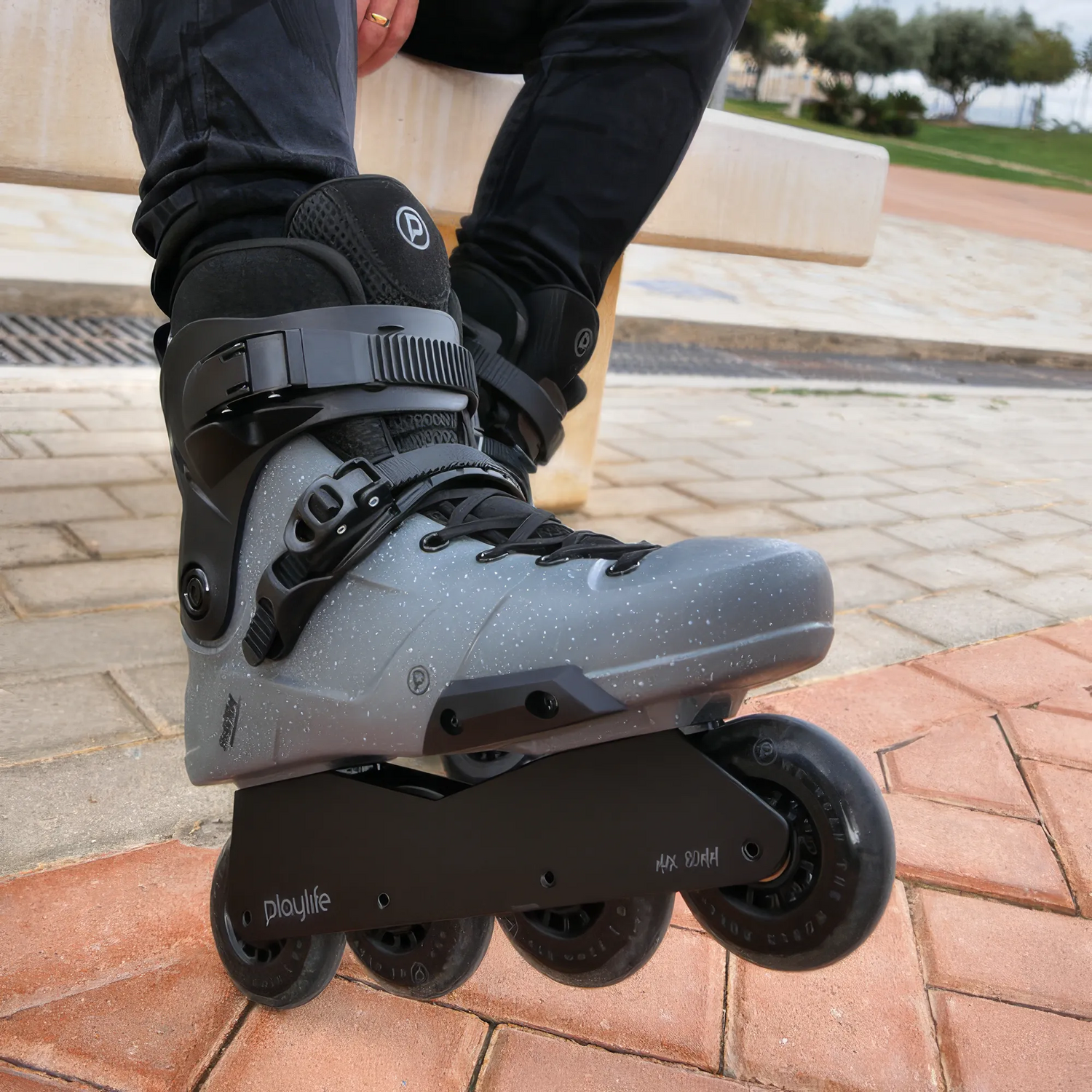 SKA880369 PLAYLIFE Phantom 80 Black – Schwarz | 165 mm Dual Point Mounting | Freestyle & Urban Inlineskates freeskates free skate freeride city skates inliner rollerblades hardboot hardshell hartschalen skate skamidan weil am rhein deutschland lörrach freiburg basel skamidan skateshop