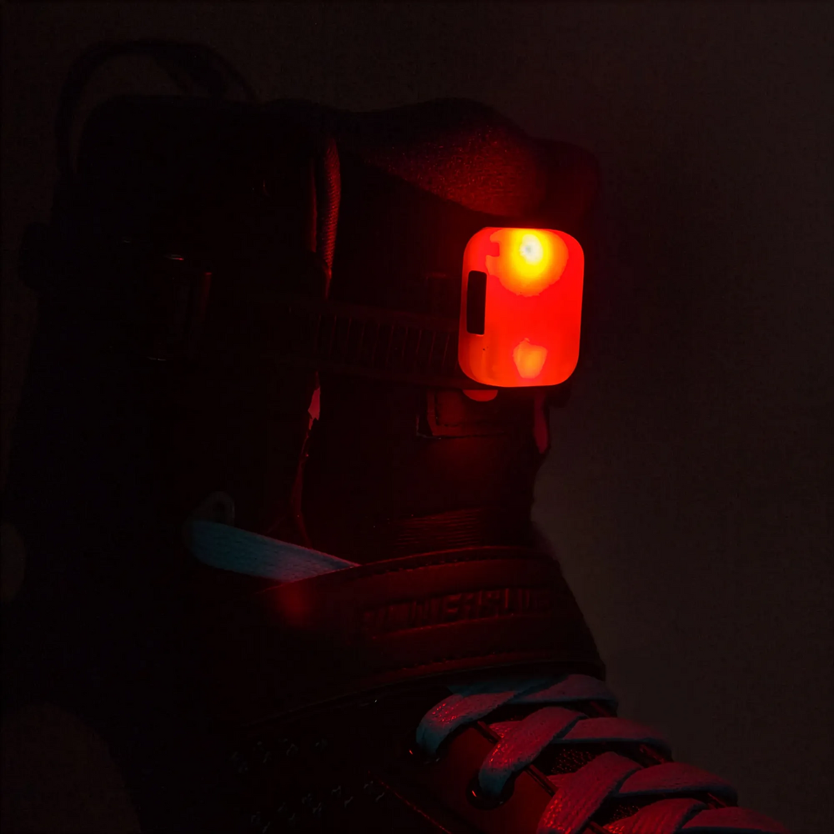 SKA907048 POWERSLIDE LED Clip – verschiedene Farben | Wiederaufladbare Leuchtclips für Skates, Straßenschuhe, Kinderwagen, Fahrradkörbe und mehr beleuchtung licht für skates skating skamidan weil am rhein deutschland lörrach freiburg basel skamidan skateshop
