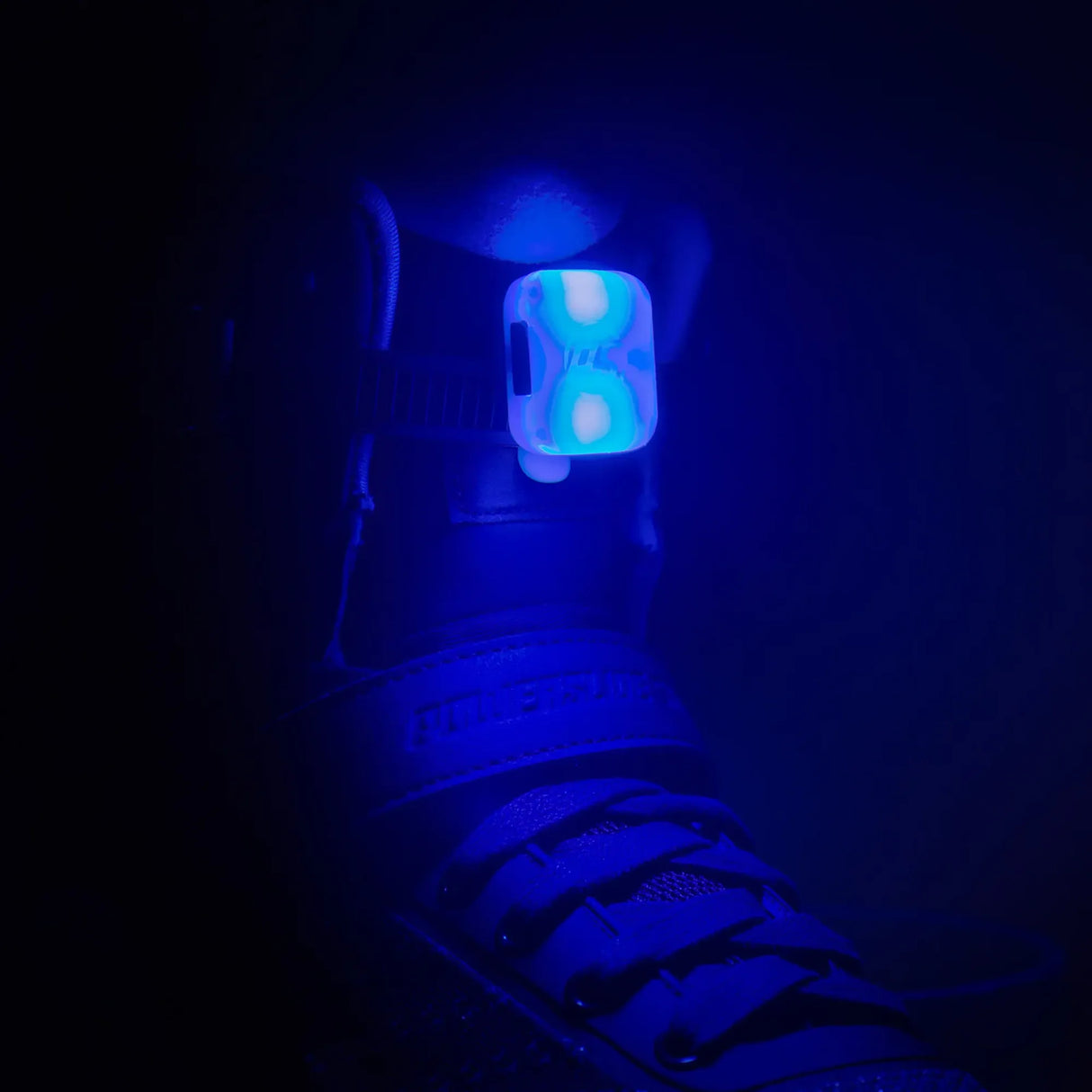 SKA907048 POWERSLIDE LED Clip – verschiedene Farben | Wiederaufladbare Leuchtclips für Skates, Straßenschuhe, Kinderwagen, Fahrradkörbe und mehr beleuchtung licht für skates skating skamidan weil am rhein deutschland lörrach freiburg basel skamidan skateshop