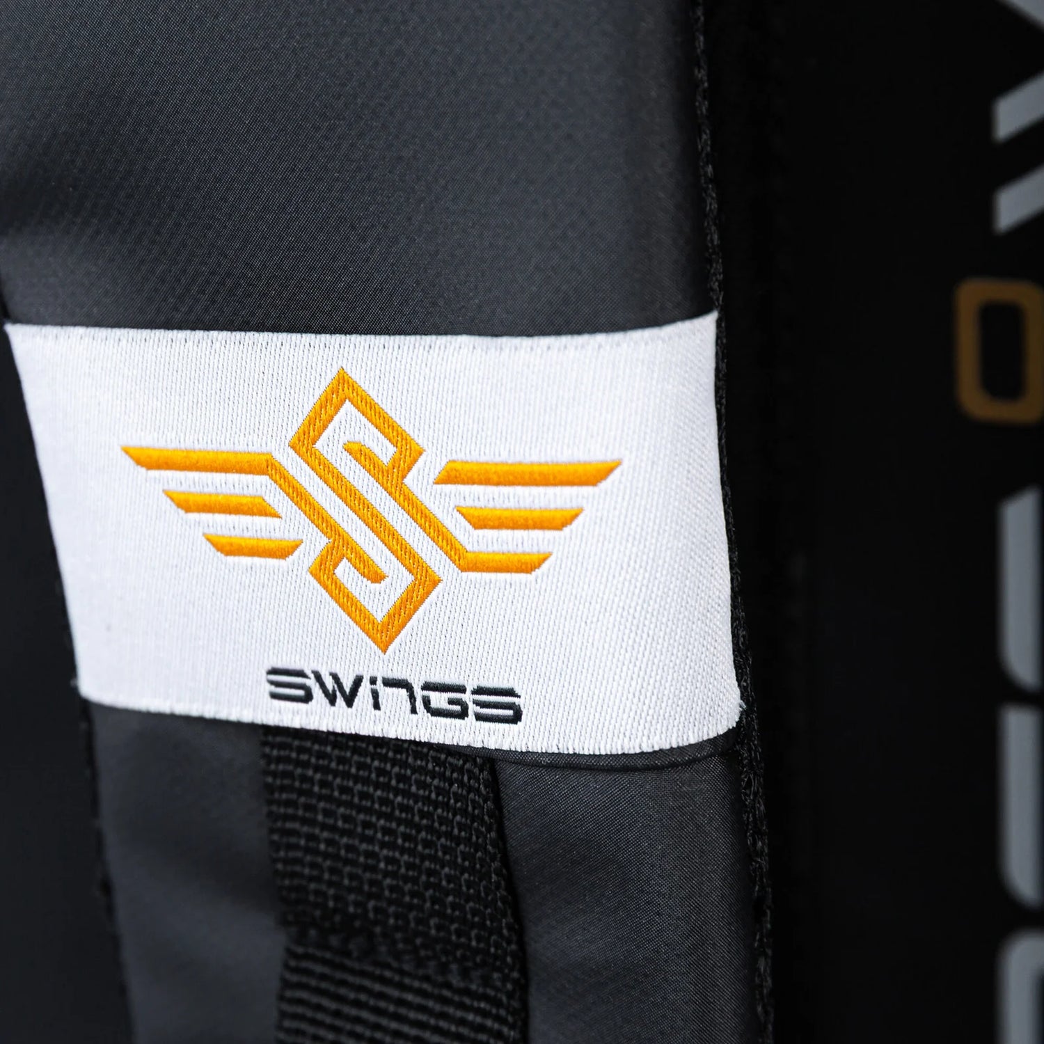 SKA910951 SWINGS Aurum Bag – Schwarz | Backpack | Skaterucksack mit Halterungen für 4× 90 mm bis 3× 125 mm Inlineskates tragetasche rucksack für rollerblades inliner skates blades inlineskates skamidan weil am rhein deutschland lörrach freiburg basel skamidan skateshop