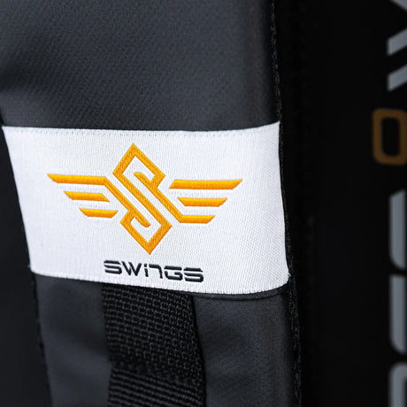 SKA910951 SWINGS Aurum Bag – Schwarz | Backpack | Skaterucksack mit Halterungen für 4× 90 mm bis 3× 125 mm Inlineskates tragetasche rucksack für rollerblades inliner skates blades inlineskates skamidan weil am rhein deutschland lörrach freiburg basel skamidan skateshop