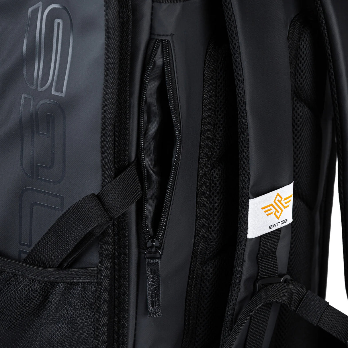 SKA910951 SWINGS Aurum Bag – Schwarz | Backpack | Skaterucksack mit Halterungen für 4× 90 mm bis 3× 125 mm Inlineskates tragetasche rucksack für rollerblades inliner skates blades inlineskates skamidan weil am rhein deutschland lörrach freiburg basel skamidan skateshop