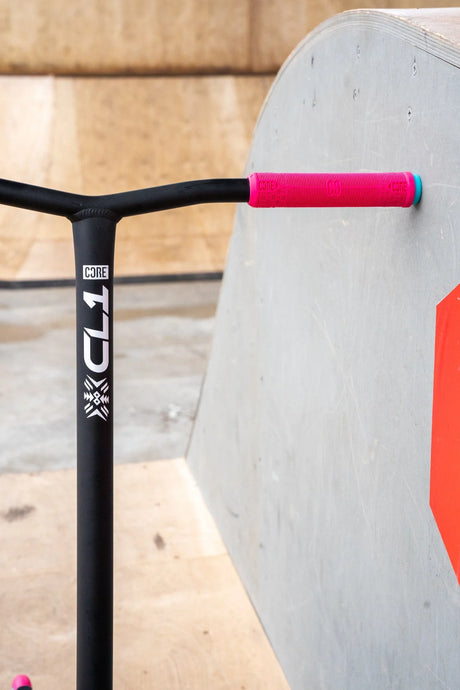 SKACRE-CL1-PT CORE CL1 Stunt Scooter Pro – Pink Türkis Pink Turquoise | Stunt Roller für Fortgeschrittene und Profis | Trickroller für den Skatepark Stunt Scooter Kicker Trottinett Scootering Soots Scootworld SkaMiDan Weil am Rhein Basel Lörrach Freiburg Schweiz Deutschland Switzerland Germany Bale Skatepark Roller Stunt Roller Tretroller Action Scooter Kinder Roller Kids Children Stunts Park Trick Scooter