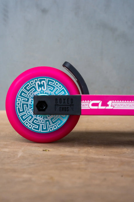 SKACRE-CL1-PT CORE CL1 Stunt Scooter Pro – Pink Türkis Pink Turquoise | Stunt Roller für Fortgeschrittene und Profis | Trickroller für den Skatepark Stunt Scooter Kicker Trottinett Scootering Soots Scootworld SkaMiDan Weil am Rhein Basel Lörrach Freiburg Schweiz Deutschland Switzerland Germany Bale Skatepark Roller Stunt Roller Tretroller Action Scooter Kinder Roller Kids Children Stunts Park Trick Scooter