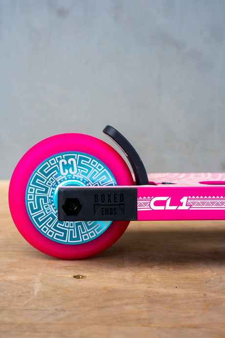 SKACRE-CL1-PT CORE CL1 Stunt Scooter Pro – Pink Türkis Pink Turquoise | Stunt Roller für Fortgeschrittene und Profis | Trickroller für den Skatepark Stunt Scooter Kicker Trottinett Scootering Soots Scootworld SkaMiDan Weil am Rhein Basel Lörrach Freiburg Schweiz Deutschland Switzerland Germany Bale Skatepark Roller Stunt Roller Tretroller Action Scooter Kinder Roller Kids Children Stunts Park Trick Scooter