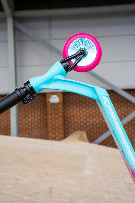 SKACRE-CL1-PT CORE CL1 Stunt Scooter Pro – Pink Türkis Pink Turquoise | Stunt Roller für Fortgeschrittene und Profis | Trickroller für den Skatepark Stunt Scooter Kicker Trottinett Scootering Soots Scootworld SkaMiDan Weil am Rhein Basel Lörrach Freiburg Schweiz Deutschland Switzerland Germany Bale Skatepark Roller Stunt Roller Tretroller Action Scooter Kinder Roller Kids Children Stunts Park Trick Scooter