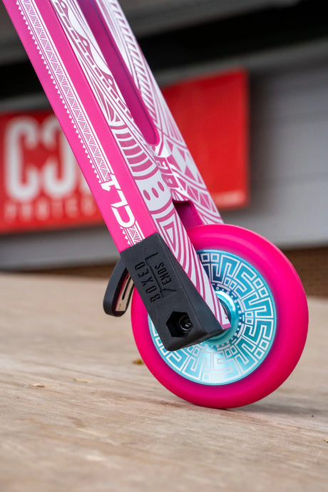 SKACRE-CL1-PT CORE CL1 Stunt Scooter Pro – Pink Türkis Pink Turquoise | Stunt Roller für Fortgeschrittene und Profis | Trickroller für den Skatepark Stunt Scooter Kicker Trottinett Scootering Soots Scootworld SkaMiDan Weil am Rhein Basel Lörrach Freiburg Schweiz Deutschland Switzerland Germany Bale Skatepark Roller Stunt Roller Tretroller Action Scooter Kinder Roller Kids Children Stunts Park Trick Scooter