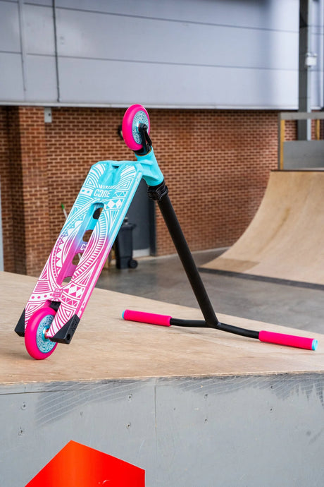 SKACRE-CL1-PT CORE CL1 Stunt Scooter Pro – Pink Türkis Pink Turquoise | Stunt Roller für Fortgeschrittene und Profis | Trickroller für den Skatepark Stunt Scooter Kicker Trottinett Scootering Soots Scootworld SkaMiDan Weil am Rhein Basel Lörrach Freiburg Schweiz Deutschland Switzerland Germany Bale Skatepark Roller Stunt Roller Tretroller Action Scooter Kinder Roller Kids Children Stunts Park Trick Scooter