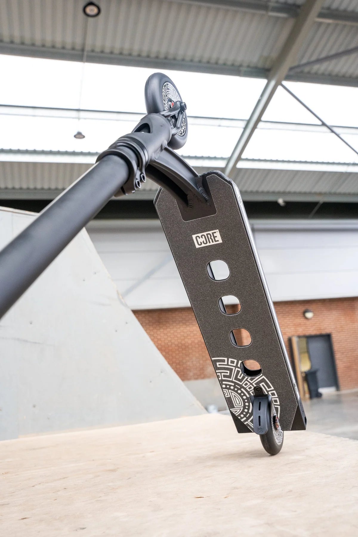 SKACRE-CL1 CORE CL1 Stunt Scooter Pro – Schwarz Black | Stunt Roller für Fortgeschrittene und Profis | Trickroller für den Skatepark Stunt Scooter Kicker Trottinett Scootering Soots Scootworld SkaMiDan Weil am Rhein Basel Lörrach Freiburg Schweiz Deutschland Switzerland Germany Bale Skatepark Roller Stunt Roller Tretroller Action Scooter Kinder Roller Kids Children Stunts Park Trick Scooter