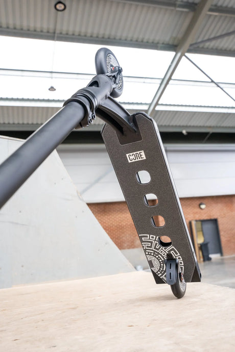 SKACRE-CL1 CORE CL1 Stunt Scooter Pro – Schwarz Black | Stunt Roller für Fortgeschrittene und Profis | Trickroller für den Skatepark Stunt Scooter Kicker Trottinett Scootering Soots Scootworld SkaMiDan Weil am Rhein Basel Lörrach Freiburg Schweiz Deutschland Switzerland Germany Bale Skatepark Roller Stunt Roller Tretroller Action Scooter Kinder Roller Kids Children Stunts Park Trick Scooter