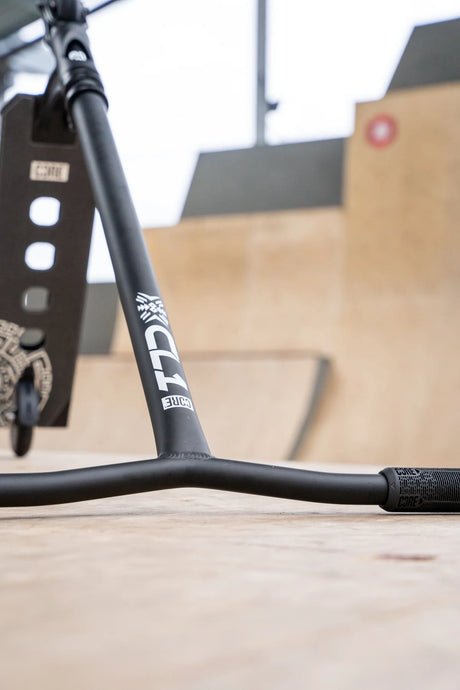 SKACRE-CL1 CORE CL1 Stunt Scooter Pro – Schwarz Black | Stunt Roller für Fortgeschrittene und Profis | Trickroller für den Skatepark Stunt Scooter Kicker Trottinett Scootering Soots Scootworld SkaMiDan Weil am Rhein Basel Lörrach Freiburg Schweiz Deutschland Switzerland Germany Bale Skatepark Roller Stunt Roller Tretroller Action Scooter Kinder Roller Kids Children Stunts Park Trick Scooter