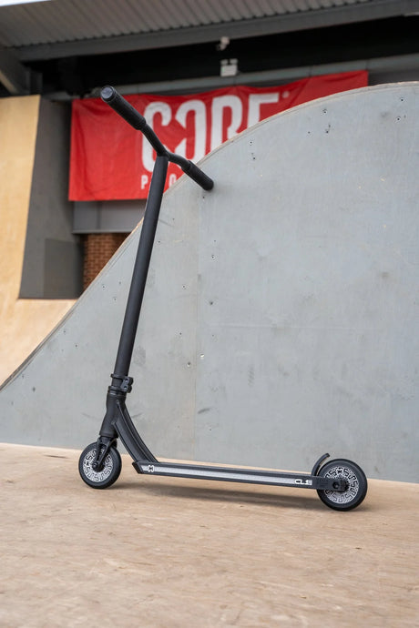 SKACRE-CL1 CORE CL1 Stunt Scooter Pro – Schwarz Black | Stunt Roller für Fortgeschrittene und Profis | Trickroller für den Skatepark Stunt Scooter Kicker Trottinett Scootering Soots Scootworld SkaMiDan Weil am Rhein Basel Lörrach Freiburg Schweiz Deutschland Switzerland Germany Bale Skatepark Roller Stunt Roller Tretroller Action Scooter Kinder Roller Kids Children Stunts Park Trick Scooter