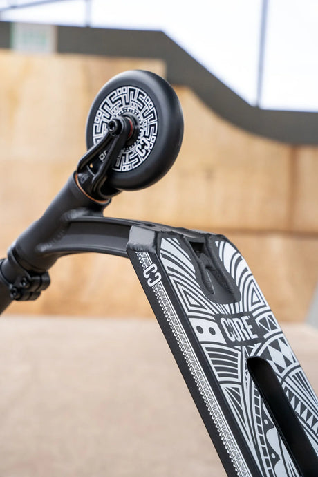 SKACRE-CL1 CORE CL1 Stunt Scooter Pro – Schwarz Black | Stunt Roller für Fortgeschrittene und Profis | Trickroller für den Skatepark Stunt Scooter Kicker Trottinett Scootering Soots Scootworld SkaMiDan Weil am Rhein Basel Lörrach Freiburg Schweiz Deutschland Switzerland Germany Bale Skatepark Roller Stunt Roller Tretroller Action Scooter Kinder Roller Kids Children Stunts Park Trick Scooter