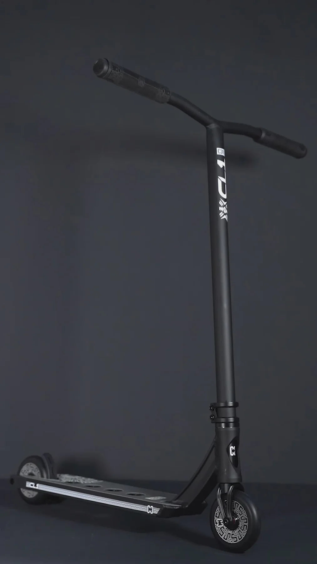 SKACRE-CL1 CORE CL1 Stunt Scooter Pro – Schwarz Black | Stunt Roller für Fortgeschrittene und Profis | Trickroller für den Skatepark Stunt Scooter Kicker Trottinett Scootering Soots Scootworld SkaMiDan Weil am Rhein Basel Lörrach Freiburg Schweiz Deutschland Switzerland Germany Bale Skatepark Roller Stunt Roller Tretroller Action Scooter Kinder Roller Kids Children Stunts Park Trick Scooter