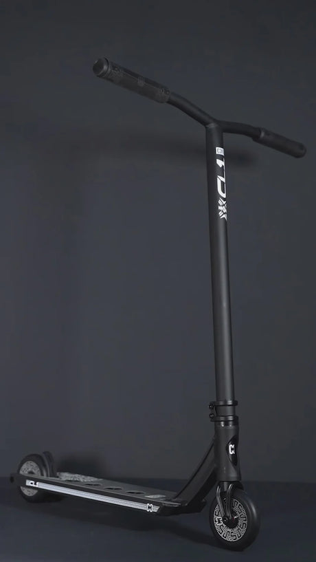 SKACRE-CL1 CORE CL1 Stunt Scooter Pro – Schwarz Black | Stunt Roller für Fortgeschrittene und Profis | Trickroller für den Skatepark Stunt Scooter Kicker Trottinett Scootering Soots Scootworld SkaMiDan Weil am Rhein Basel Lörrach Freiburg Schweiz Deutschland Switzerland Germany Bale Skatepark Roller Stunt Roller Tretroller Action Scooter Kinder Roller Kids Children Stunts Park Trick Scooter