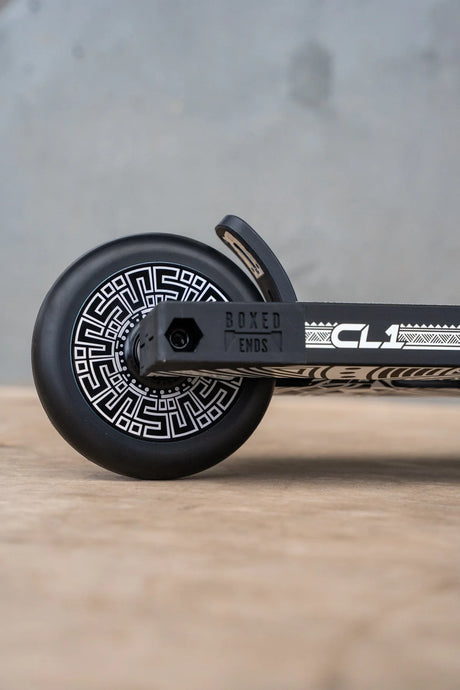SKACRE-CL1 CORE CL1 Stunt Scooter Pro – Schwarz Black | Stunt Roller für Fortgeschrittene und Profis | Trickroller für den Skatepark Stunt Scooter Kicker Trottinett Scootering Soots Scootworld SkaMiDan Weil am Rhein Basel Lörrach Freiburg Schweiz Deutschland Switzerland Germany Bale Skatepark Roller Stunt Roller Tretroller Action Scooter Kinder Roller Kids Children Stunts Park Trick Scooter
