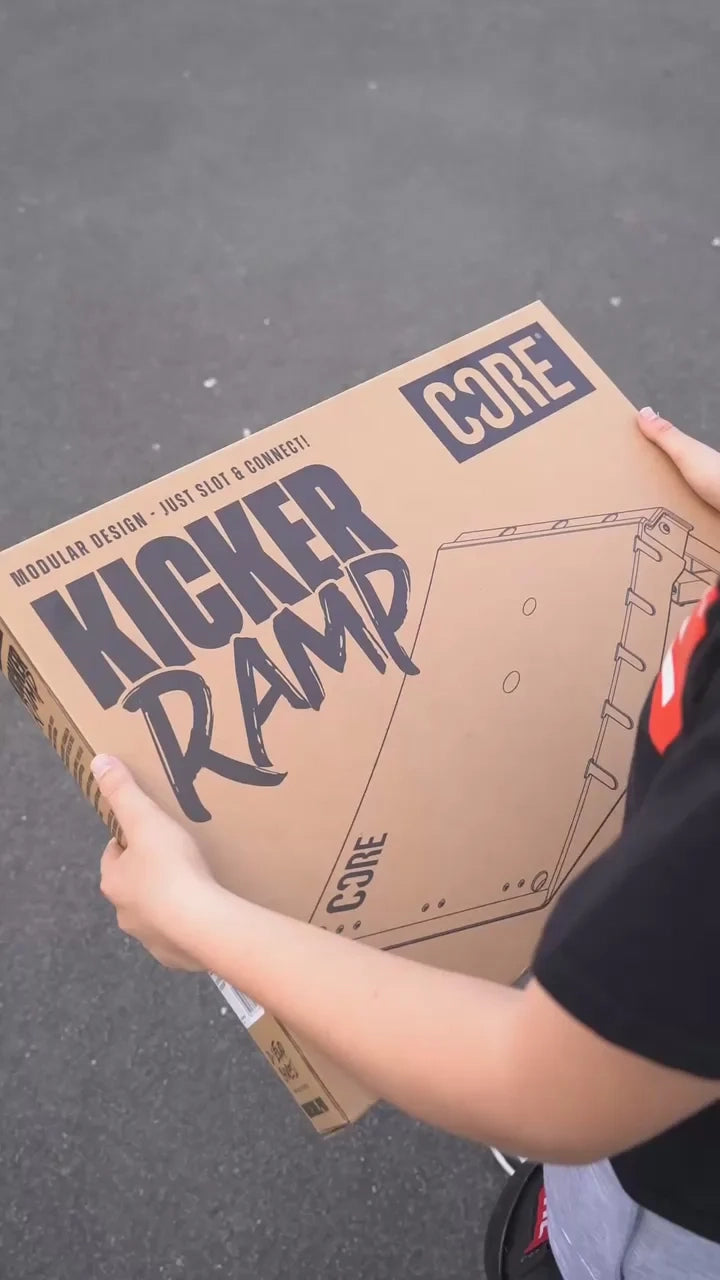SKACRE-RMP-001 CORE Skate Ramp – Mini Kicker Ramp | Robuste, faltbare und erweiterbare Stunt Rampe | Hochwertige Skaterampe | Obstacles, Rampen, Rails & Zubehör skate rampe box obstacle hinderniss rail grindstange grindrail skaterail pipe straßenrampe portabel portable leicht stabil kicker springen sprungrampe skatepark  jump box skamidan weil am rhein freiburg basel lörrach deutschland schweiz