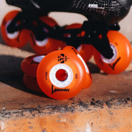 SKALUWL-LU76-OR-WH/Orange Luminous LED Wheels 76mm 85A | Luminous LED Rollen für Inlineskates in Orange | 4-Pack || Inline Skating Rollen Inline Skating Wheels Rollerblading Wheels Inline Skating Rollerblading Inlineskaterollen Skating Wheels for Rollerblader  Rollen für Inlineskater Lörrach Freiburg Basel Inliner Richtige Größe right Size for Rollerblades Langhaltende Inlineskaterollen Longlasting Wheels for Rollerblading Skateschule und Skateshop Weil am Rhein SkaMiDan Deutschland Germany
