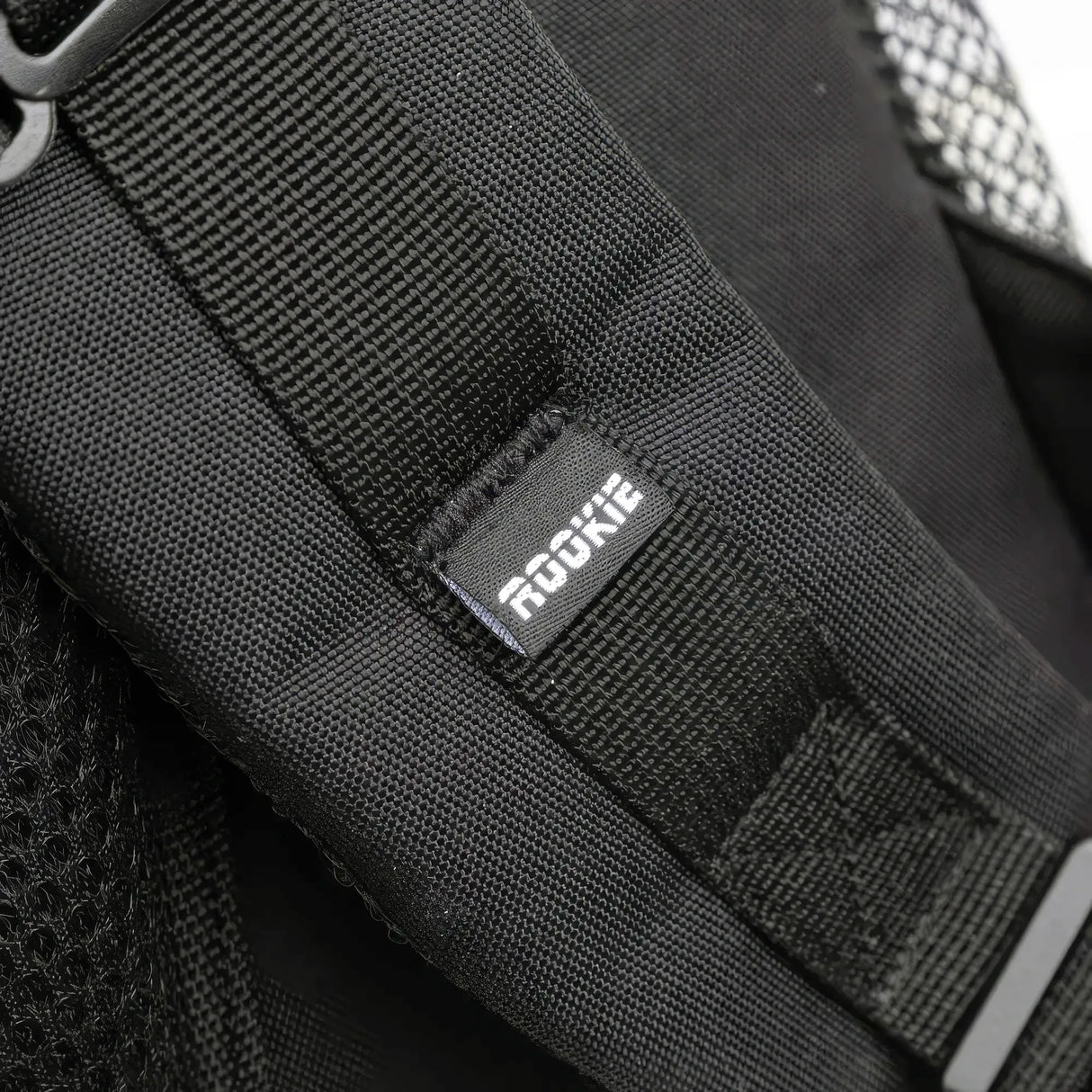 SKARKE-BAG-0111 ROOKIE Skatepack Classic 78 – Praktischer Skaterucksack mit Halterungen für Rollschuhe und Zubehör | Rucksäcke für das Rollschuhlaufen Tasche für Rollschuhe Rucksack für Rollschuhe Rollerskates Quads Rollschuhhalterung Rollschuhtasche Rollschuhrucksack Rollerskates Tasche Roller Skates Rucksack Backpack Bag Quad Bag Top SkaMiDan Skateshop Weil am Rhein Deutschladn Germany Skating School & Skateshop Skateschule Skaterladen