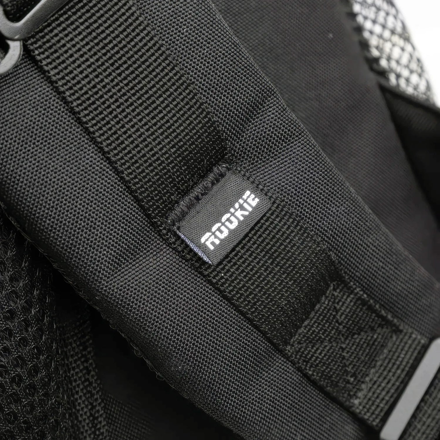 SKARKE-BAG-0111 ROOKIE Skatepack Classic 78 – Praktischer Skaterucksack mit Halterungen für Rollschuhe und Zubehör | Rucksäcke für das Rollschuhlaufen Tasche für Rollschuhe Rucksack für Rollschuhe Rollerskates Quads Rollschuhhalterung Rollschuhtasche Rollschuhrucksack Rollerskates Tasche Roller Skates Rucksack Backpack Bag Quad Bag Top SkaMiDan Skateshop Weil am Rhein Deutschladn Germany Skating School & Skateshop Skateschule Skaterladen