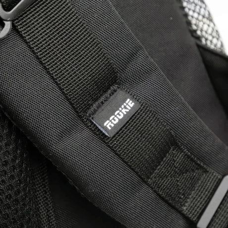 SKARKE-BAG-0111 ROOKIE Skatepack Classic 78 – Praktischer Skaterucksack mit Halterungen für Rollschuhe und Zubehör | Rucksäcke für das Rollschuhlaufen Tasche für Rollschuhe Rucksack für Rollschuhe Rollerskates Quads Rollschuhhalterung Rollschuhtasche Rollschuhrucksack Rollerskates Tasche Roller Skates Rucksack Backpack Bag Quad Bag Top SkaMiDan Skateshop Weil am Rhein Deutschladn Germany Skating School & Skateshop Skateschule Skaterladen