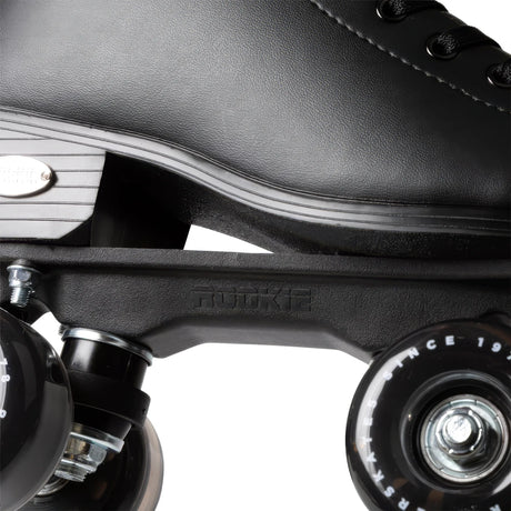 SKARKE-SKA-29 ROOKIE Classic 78 Rollerskates – Schwarz | Schwarze Rookie Skates | Lifestyle Rollschuhe Quad Skates Jam Rollschuhe Lifestyle Rollschuhe Roller Skates Skaterpark Stunt Rollschuhe Roller Skates Roller Skates Park Tanz Rollschuhe Barbie Park Quad Skates Roller Skates Lifestyle Rollschuhe Skatepark Rollschuhe Chaya Quad Skates Aggressive Quad Skates Rollschuhe Stunt Rollschuhe Rollkunstlauf Rollschuhe Rollerskates Schwarze Rollschuhe Lifestyle Rollschuhe Roller Skating Quad Skating Skateschule un