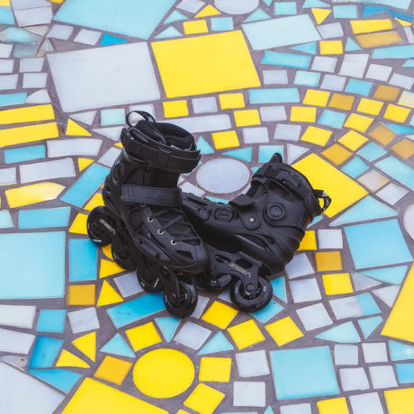 SKASSK-E3J-BK-39 SEBA Skates  E3 J – Black | Junior Freestyle Slalom Skates | Rockerbar | 3er Größen | Kinder Inlineskates | Größenverstellbare Kinder Inlineskates kinder skates kids skates junior skates powerslide kinder inlineskates SkaMiDan Skateshop Weil am Rhein Freiburg Deutschland Germany Lörrach Basel