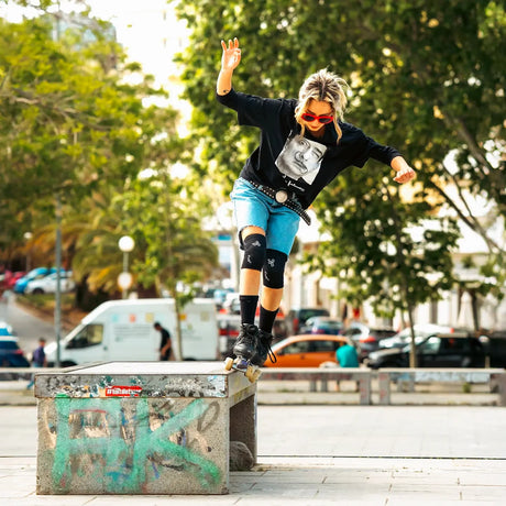 SKATE60300 TRIPLE EIGHT Barbie Patin Reversible Soft Knee pads | Violett und Schwarz in einem | Schlanke, umkehrbare Knieschützer | Knieschoner Gelenkschutz Schützer Schoner Inliner Schoner Inline Schützer protectors skate Skate Schützer Inliner Schützer Schutzausrüstung Fingerschutz Handschuhe inline skating inliner inlineksaten rollerbladen rollerskaten Inlineskates Rollerblades Fitness Skates Slalom Skates rollerblades rollerblading inline skating Lörrach Freiburg Basel Inliner Skateschule und Skateshop 