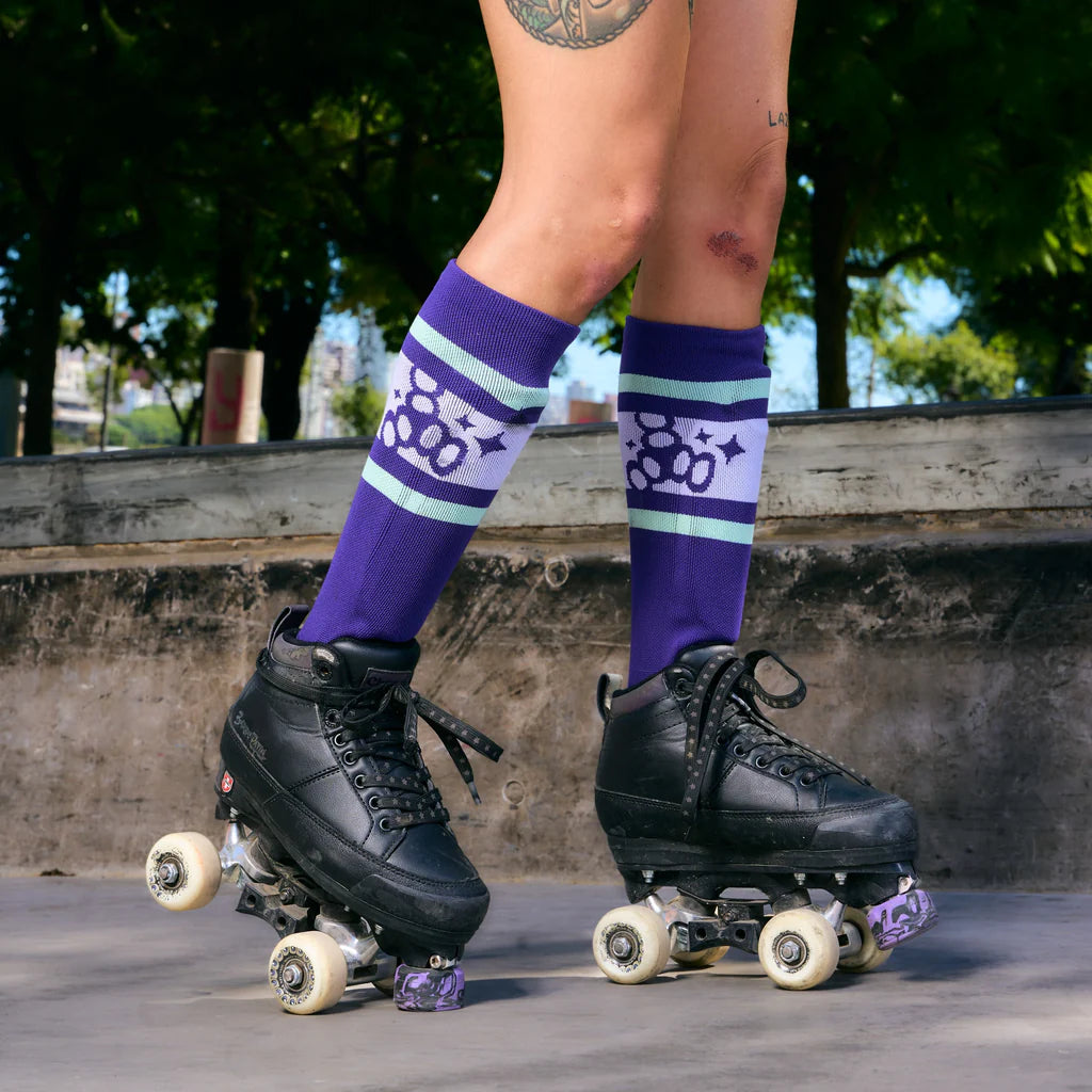 SKATE60921 TRIPLE EIGHT Barbie Patin Shin Guards Socks | Purple | Schienbeinschoner Socken | Polster Hose | Protektoren Helm Protector Helmet Skater Schutzausrüstung Skate Protective equipment Handgelenkschoner Knieschützer Ellenbogen Polster Schienguards Schienbeinschoner | Lörrach Freiburg Basel Inliner Skateschule und Skateshop Weil am Rhein SkaMiDan Deutschland Germany
