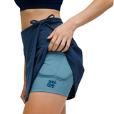 SKATRI-PSH TRIPLE EIGHT Skortsaver Grl Swrl Signature Bumsaver – Blau | Crash Pants mit Rock, speziell für Mädchen und Frauen – Skate Shorts Schutzhose Schützer Schoner Inliner Schoner Inline Schützer protectors skate Skate Schützer Inliner Schützer Schutzausrüstung protection Schlank Dünn Slim inline skating inliner inlineksaten rollerbladen rollerskaten Inlineskates Rollerblades Fitness Skates Slalom Skates rollerblades rollerblading inline skating Lörrach Freiburg Basel Inliner Skateschule und Skateshop 