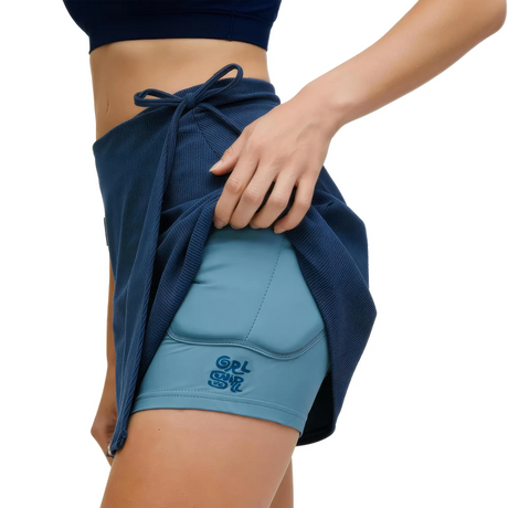 SKATRI-PSH TRIPLE EIGHT Skortsaver Grl Swrl Signature Bumsaver – Blau | Crash Pants mit Rock, speziell für Mädchen und Frauen – Skate Shorts Schutzhose Schützer Schoner Inliner Schoner Inline Schützer protectors skate Skate Schützer Inliner Schützer Schutzausrüstung protection Schlank Dünn Slim inline skating inliner inlineksaten rollerbladen rollerskaten Inlineskates Rollerblades Fitness Skates Slalom Skates rollerblades rollerblading inline skating Lörrach Freiburg Basel Inliner Skateschule und Skateshop 