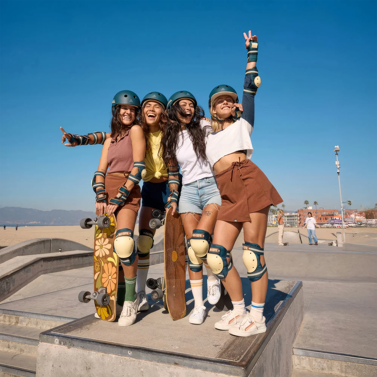 SKATRI-PSH TRIPLE EIGHT Skortsaver Grl Swrl Signature Bumsaver – Blau | Crash Pants mit Rock, speziell für Mädchen und Frauen – Skate Shorts Schutzhose Schützer Schoner Inliner Schoner Inline Schützer protectors skate Skate Schützer Inliner Schützer Schutzausrüstung protection Schlank Dünn Slim inline skating inliner inlineksaten rollerbladen rollerskaten Inlineskates Rollerblades Fitness Skates Slalom Skates rollerblades rollerblading inline skating Lörrach Freiburg Basel Inliner Skateschule und Skateshop 